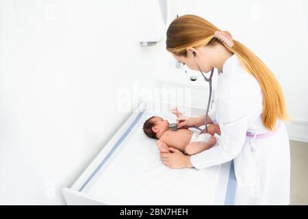 Konzept für Medizin, Gesundheitswesen und Pädiatrie - Kinderärztin oder Neuropathistikärztin oder Krankenschwester, die die Patienten in der Klinik oder im Krankenhaus überprüft. Stockfoto