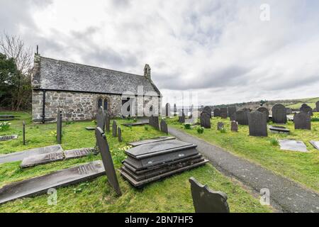 St Tysilio Kirche erbaut 630 n. Chr. auf Church Island in Porthaethwy Menai Bridge auf Anglesey in Nord Wales Stockfoto