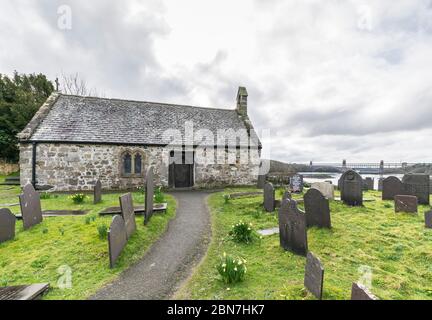 St Tysilio Kirche erbaut 630 n. Chr. auf Church Island in Porthaethwy Menai Bridge auf Anglesey in Nord Wales Stockfoto