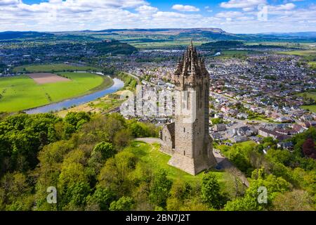 Luftaufnahme des National Wallace Monument Tower wegen Covid-19-Sperre an der Abbey Craig, Stirling, Schottland, Großbritannien Stockfoto