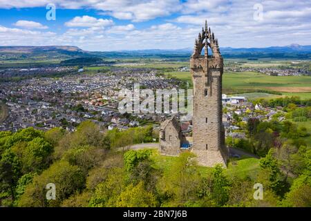 Luftaufnahme des National Wallace Monument Tower auf Abbey Craig, Memorial to William Wallace, Stirling, Schottland, Großbritannien Stockfoto