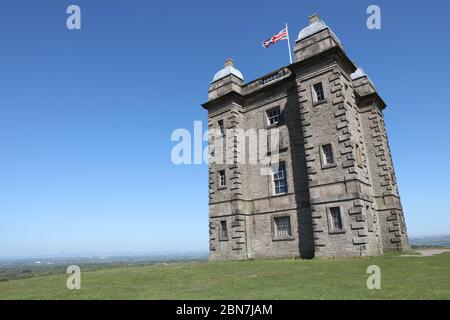 Lyme Park Cage mit Union Jack Flagge Blue Sky Landschaft Stockfoto