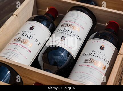 C von Bordeaux St Emilion Grand Cru Classe Chateau Berliquet Französische Rotweinflaschen Stockfoto