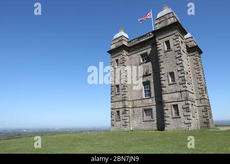 Lyme Park Cage mit Union Jack Flagge Blue Sky Landschaft Stockfoto