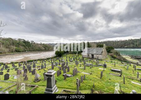 St Tysilio Kirche erbaut 630 n. Chr. auf Church Island in Porthaethwy Menai Bridge auf Anglesey in Nord Wales Stockfoto