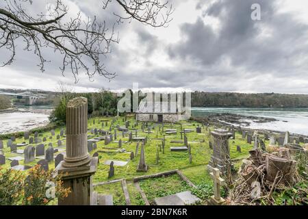 St Tysilio Kirche erbaut 630 n. Chr. auf Church Island in Porthaethwy Menai Bridge auf Anglesey in Nord Wales Stockfoto