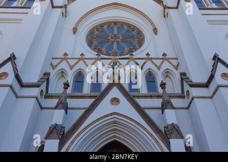 SAVANNAH, GA -3 MAI 2020- Blick auf die berühmte Kathedrale von St. John the Baptist, einer römisch-katholischen Kathedrale in Savannah, Georgia, USA. Stockfoto