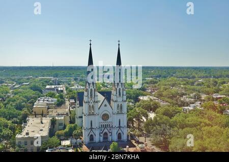 SAVANNAH, GA -3 MAI 2020- Blick auf die berühmte Kathedrale von St. John the Baptist, einer römisch-katholischen Kathedrale in Savannah, Georgia, USA. Stockfoto