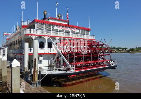 SAVANNAH, GA -3 MAI 2020- Blick auf das Georgia Queen Dampfschiff, eine Savannah Flussschiff Kreuzfahrt Touristenattraktion auf dem Savannah River in Georgia, United Stockfoto