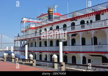 SAVANNAH, GA -3 MAI 2020- Blick auf das Georgia Queen Dampfschiff, eine Savannah Flussschiff Kreuzfahrt Touristenattraktion auf dem Savannah River in Georgia, United Stockfoto