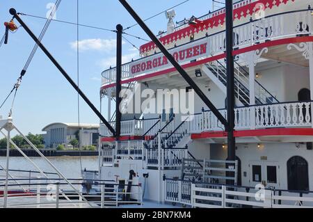 SAVANNAH, GA -3 MAI 2020- Blick auf das Georgia Queen Dampfschiff, eine Savannah Flussschiff Kreuzfahrt Touristenattraktion auf dem Savannah River in Georgia, United Stockfoto