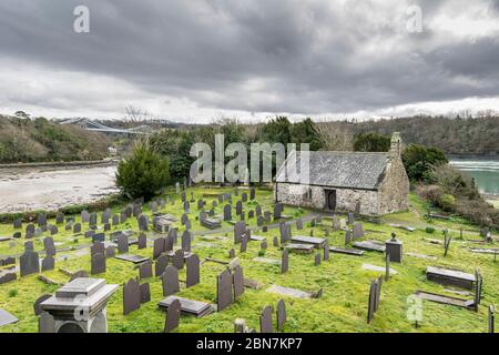 St Tysilio Kirche erbaut 630 n. Chr. auf Church Island in Porthaethwy Menai Bridge auf Anglesey in Nord Wales Stockfoto