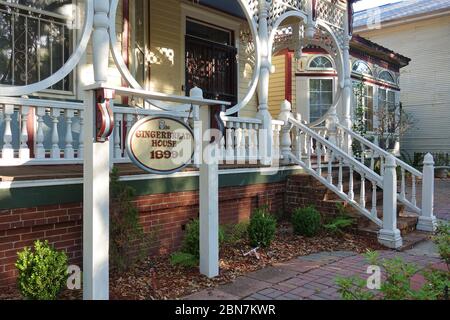 SAVANNAH, GA -3 MAI 2020- Blick auf das historische Gingerbread House, ein Wahrzeichen viktorianischen Gebäude in Savannah, Georgia, USA. Stockfoto