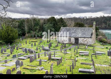 St Tysilio Kirche erbaut 630 n. Chr. auf Church Island in Porthaethwy Menai Bridge auf Anglesey in Nord Wales Stockfoto