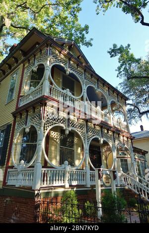 SAVANNAH, GA -3 MAI 2020- Blick auf das historische Gingerbread House, ein Wahrzeichen viktorianischen Gebäude in Savannah, Georgia, USA. Stockfoto