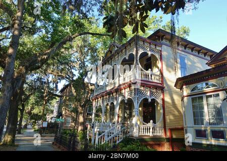 SAVANNAH, GA -3 MAI 2020- Blick auf das historische Gingerbread House, ein Wahrzeichen viktorianischen Gebäude in Savannah, Georgia, USA. Stockfoto