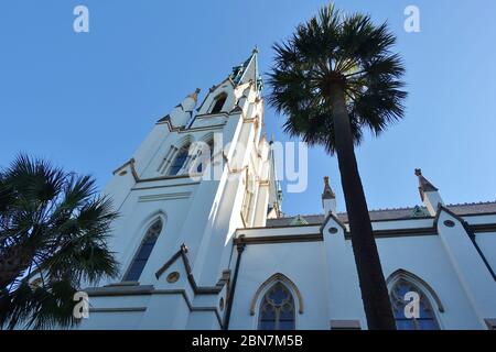 SAVANNAH, GA -3 MAI 2020- Blick auf die berühmte Kathedrale von St. John the Baptist, einer römisch-katholischen Kathedrale in Savannah, Georgia, USA. Stockfoto