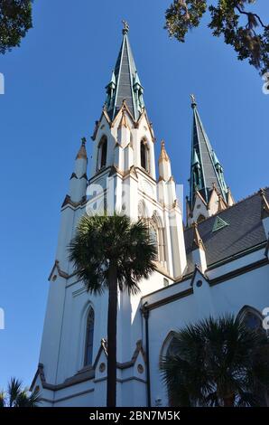 SAVANNAH, GA -3 MAI 2020- Blick auf die berühmte Kathedrale von St. John the Baptist, einer römisch-katholischen Kathedrale in Savannah, Georgia, USA. Stockfoto