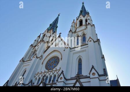 SAVANNAH, GA -3 MAI 2020- Blick auf die berühmte Kathedrale von St. John the Baptist, einer römisch-katholischen Kathedrale in Savannah, Georgia, USA. Stockfoto