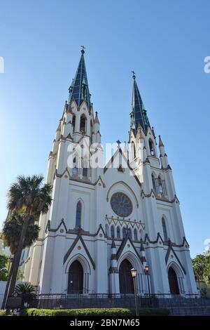 SAVANNAH, GA -3 MAI 2020- Blick auf die berühmte Kathedrale von St. John the Baptist, einer römisch-katholischen Kathedrale in Savannah, Georgia, USA. Stockfoto