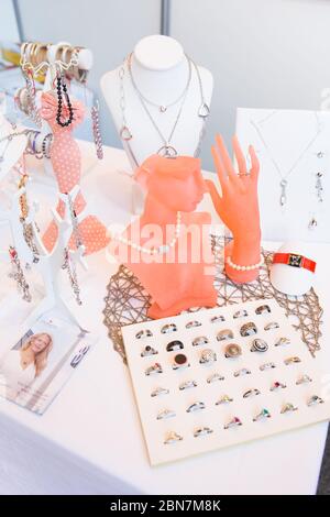 Ringe, Halsketten und Armbänder Schmuck auf dem Messestand Stockfoto