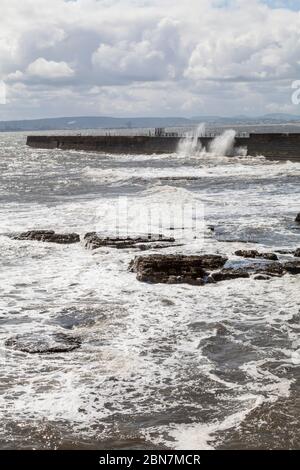 Blick auf stürmischer See an Hartlepool Landzunge mit Industrial Teesside im Hintergrund Stockfoto