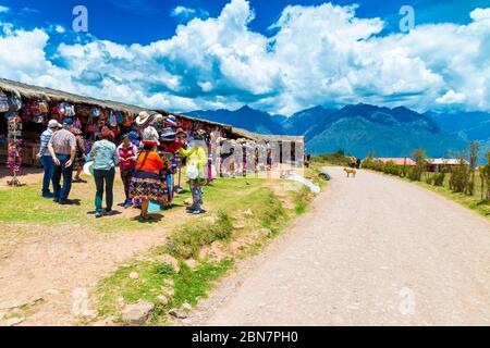 Peruanische Touristen Souvenirläden in Moray, Sacred Valley, Peru Stockfoto