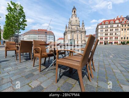 Dresden, Deutschland. Mai 2020. Tische und Stühle eines Restaurants befinden sich auf dem Neumarkt vor der Frauenkirche. Unter strengen Hygieneanforderungen dürfen Restaurants im Freistaat ab dem 15. Mai wieder geöffnet werden. Quelle: Robert Michael/dpa-Zentralbild/dpa/Alamy Live News Stockfoto