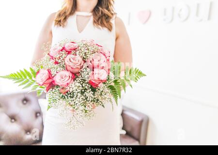 Braut mit frischen rosa Rosen, Gypsophila und Farn Bouquet Stockfoto