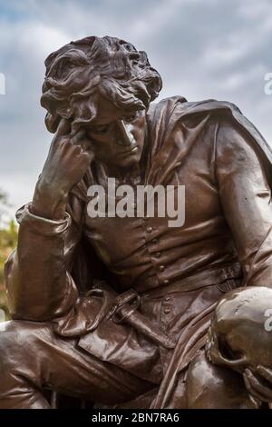 Eine Bronzestatue des Shakespeare-Charakters Hamlet in den Bancroft Gardens vor dem RSC Theatre in Stratford-upon-Avon, England Stockfoto