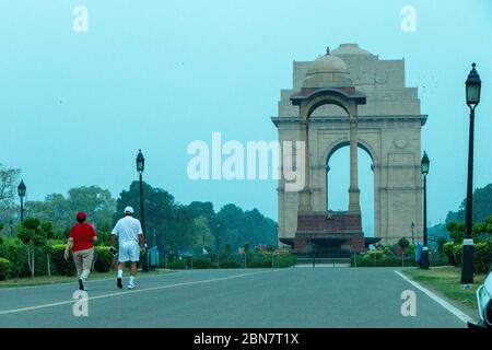 Unkenntlich älteres Paar auf einem Morgenspaziergang am India Gate war Memorial in Delhi. Stockfoto