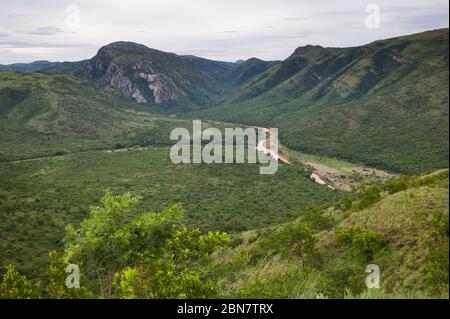 Ithala Game Reserve ist ein Naturschutzgebiet in der Provinz KwaZulu-Natal, Südafrika, wo eine Vielzahl von Wildtieren und landschaftlich reizvollen Landschaften beheimatet sind. Stockfoto