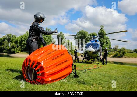 Düsseldorf, Nordrhein-Westfalen, Deutschland - Hubschrauber Airbus H145 der Polizei fliegenden Staffel bei einer Übung mit dem neuen 820 Liter Feuer-Feige Stockfoto