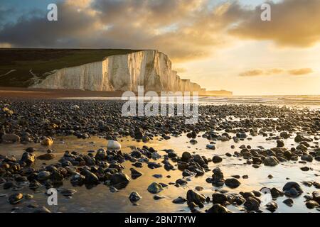 Sonnenaufgang über den Seven Sisters Cliffs und Kiesstrand, Eastbourne, East Sussex, England, Großbritannien, Europa Stockfoto