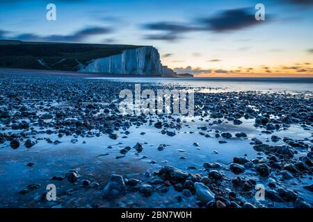 Sonnenaufgang über den Seven Sisters Cliffs und Kiesstrand, Eastbourne, East Sussex, England, Großbritannien, Europa Stockfoto