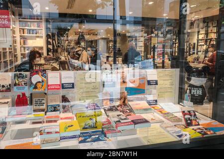 PARISER BUCHHANDLUNG LE DIVAN, KUNDEN MIT MASKEN Stockfoto