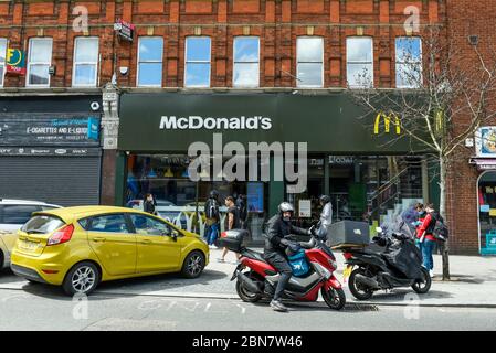 London, Großbritannien. 13 Mai 2020. Das Fast-Food-Restaurant McDonald's in Harrow wird während der laufenden Coronavirus-Pandemie für „McDelivery“ wieder eröffnet. Das Restaurant ist eines von 14 in Großbritannien, das die Kette teilweise wieder eröffnet, mit einer begrenzten Speisekarte und Lieferung nur. Die Lieferung erfolgt durch Dritte wie Uber Eats und Deliveroo. Kredit: Stephen Chung / Alamy Live News Stockfoto