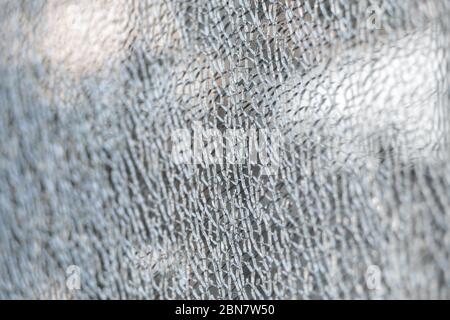 Gebrochenes gehärtetes Glas. Glasgewebe aus nächster Nähe gerissen. Stockfoto