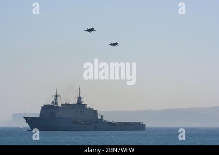 Serie 104 von 165 Spanischem Schiff Galicia (L51) mit zwei McDonnell Douglas AV-8B Harrier II's beim Tag der Streitkräfte in Santander Spanien Mai 2009 Stockfoto