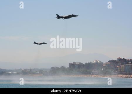 Serie 110 von 165 zwei McDonnell Douglas AV-8B Harrier II's Schwebt mit dem Strand und Gebäuden hinter den Streitkräften Tag Santander Kantabrien Spanien Stockfoto