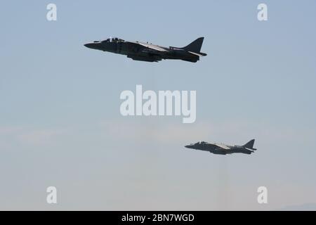 Serie 114 von 165 zwei McDonnell Douglas AV-8B Harrier II's Übergang zum Level Flight am Tag der Streitkräfte in Santander Kantabrien Spanien Mai 2009 Stockfoto