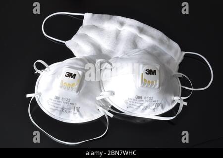 Atemschutzmasken-Set zum Schutz gegen Staub und Aerosole, Schutzklasse FFP2, FFP3. Das Konzept des Schutzes gegen COVID-19. Stockfoto