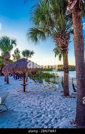 Beach Cabana's bei Sonnenuntergang in Orlando, Florida Stockfoto