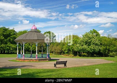 Großbritannien, South Yorkshire, Barnsley, Locke Park Bandstand Stockfoto
