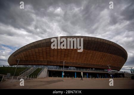 Das Velodrom Lee Valley VeloPark ist am ersten Tag der Lockerung für einige Lockdown-Beschränkungen in England im Lee Valley Hockey and Tennis Center im Queen Elizabeth Olympic Park, East London, geschlossen. Stockfoto