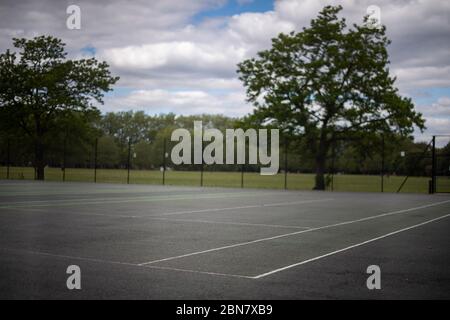 Die Tennisplätze bleiben im Victoria Park in East London gesperrt und leer, am ersten Tag der Lockerung einiger Lockdown-Beschränkungen in England. Stockfoto