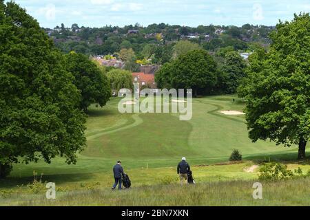 Golfer, die sich auf dem Fairway des Hampstead Golf Club im Norden Londons sozial distanzieren, nachdem angekündigt wurde, das Land aus der Blockierung zu bringen. Stockfoto