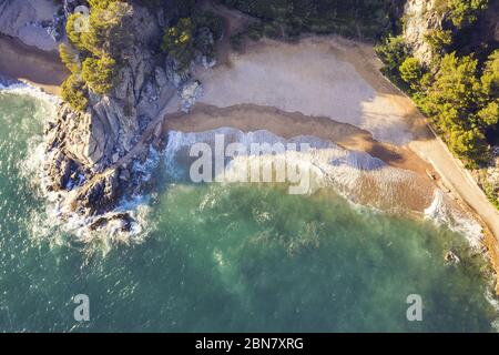 Top-Blick auf eine Bucht von türkisfarbenem Wasser mit Felsklippen, Bäumen und Vegetation, Konzept der Abenteuer Lifestyle und Sommerferien in der wi umgeben Stockfoto