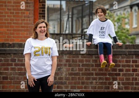 Nico und ihre Tochter Flori aus London tragen T-Shirts mit dem Slogan: „Wenn Sie dies lesen können, sind Sie zu nahe an COVID“, die vom globalen Unternehmen für die Markenumwandlung FutureBrand als gemeinnützige Initiative ins Leben gerufen wurden, um die wichtigsten Richtlinien für soziale Distanzierung zu stärken, während die Nation aus der Sperrung der Coronavirus-Pandemie herauskommt. Stockfoto