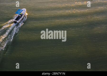 Luftaufnahme eines kleinen Fischerboots Segeln, marine Lifestyle Konzept, kopieren Raum für Text Stockfoto